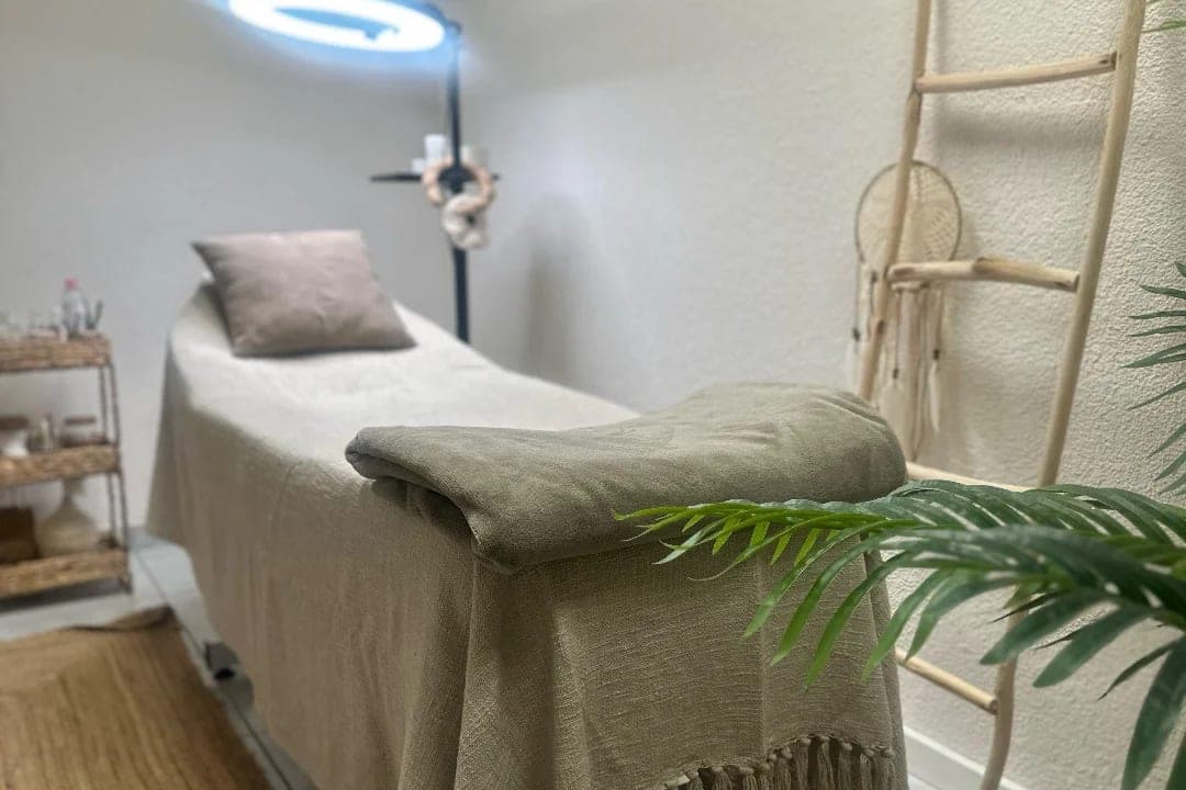 Behandlungsliege im Studio