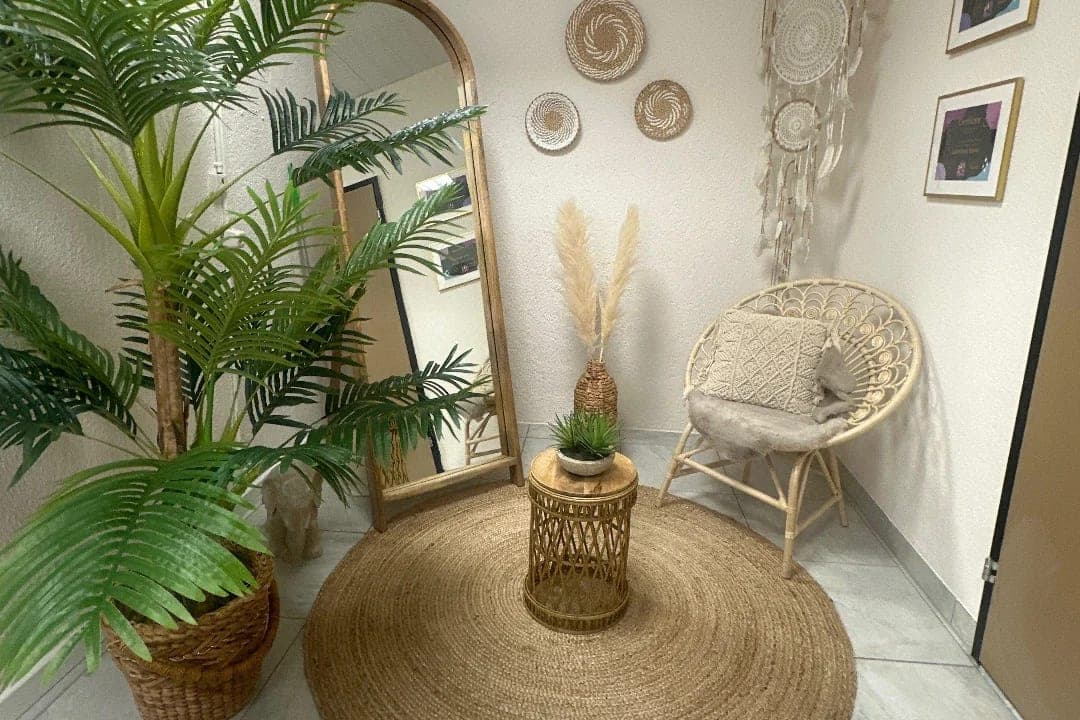 Ruhebereich mit Rattan-Sessel und Spiegel